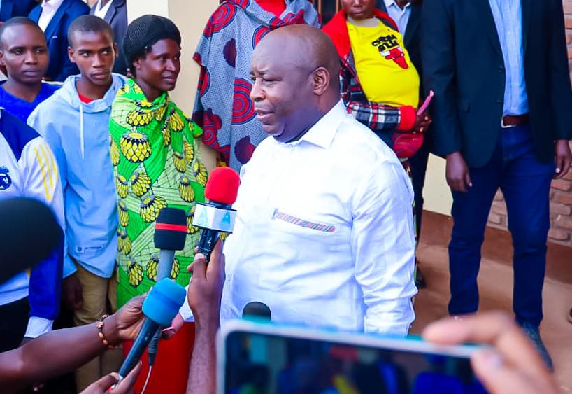 IrisNews_'s tweet photo. 🗳️ #Amatora2025: Le Président @GeneralNeva vient de prendre part au double scrutin législatif et communal de ce 05 juin 2025
📍 Le Chef de l’Etat Evariste Ndayishimiye s'est rendu sur sa colline natale de #Musama, en commune #Giheta, province #Gitega accompagné de son épouse et de leurs enfants en âge de voter.
🎙️ Le Président Ndayishimiye a exprimé sa satisfaction quant au déroulement du scrutin. Selon lui, cela prouve que la population est animée d'un esprit patriotique, précisant que ce scrutin prouve à suffisance que la démocratie est enracinée au #Burundi.
🗺️ Signalons la présence de plusieurs observateurs internationaux à ce bureau, dont le représentant de l'Union Africaine et celui de la mission d'observation internationale NP Suisse.
#SynergiedesMedias #Election2025