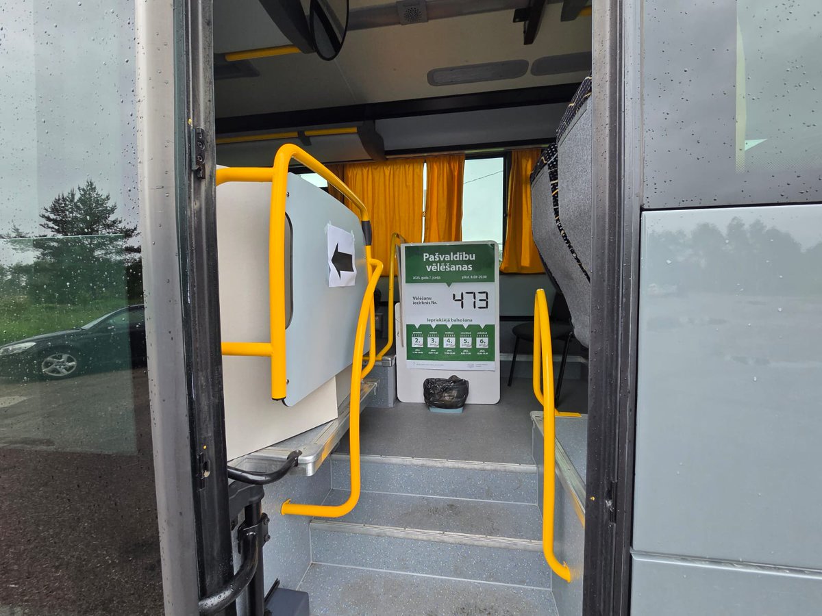 Vēlēšanu kastes dodas tuvāk iedzīvotājiem – lai balsotājiem vēlēšanu process būtu ērtāks, <a href="/CVK_zinas/">CVK_zinas</a> šajās Pašvaldību vēlēšanās pirmo reizi paredzējusi iespēju pašvaldībām rīkot izbraukuma balsošanu, tostarp autobusos. To kopumā izmantoja 12 pašvaldības. #Vēlēšanas2025