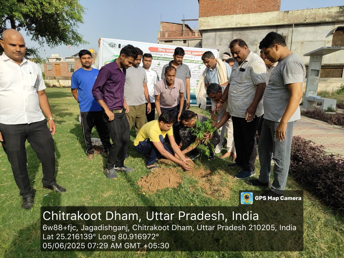 ChitrakootEo's tweet photo. आज दिनांक 5 जून 2025 को नगर पालिका परिषद चित्रकूट धाम में विश्व पर्यावरण दिवस के पावन अवसर पर एक प्रेरणादायक कार्यक्रम का आयोजन किया गया। कार्यक्रम में नगर के नागरिकों को पर्यावरण संरक्षण हेतु जागरूक करने एवं सामूहिक भागीदारी को बढ़ावा देने के उद्देश्य से विभिन्न गतिविधियाँ https://t.co/Tm3bAtQDJo