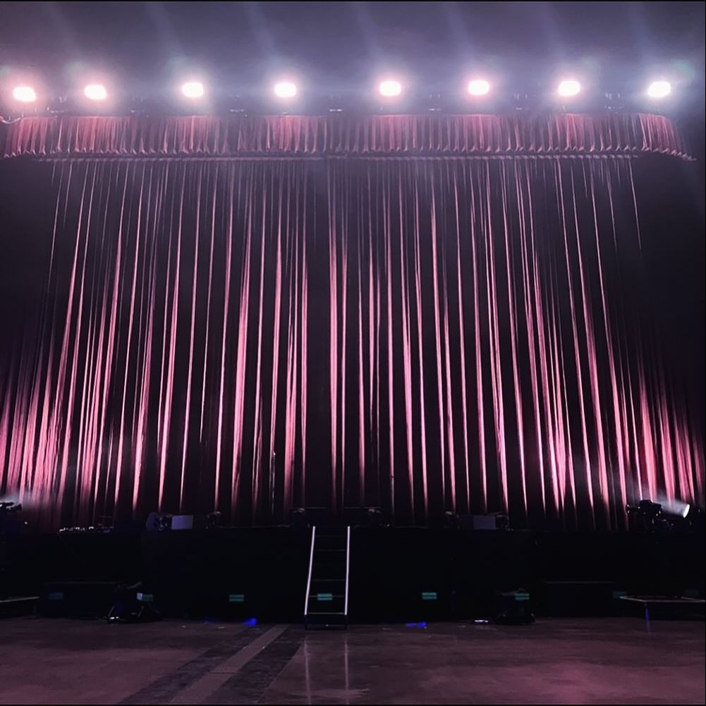 welovepulp's tweet image. IMPORTANT MESSAGE: The Pulp tour starts in two days’ time. These are special, extended performances - with an interval. ARRIVE EARLY. The shows will start at 8pm. You don’t want to miss any of what is behind these curtains. More is near.
#theearlybirdcatchestheworm