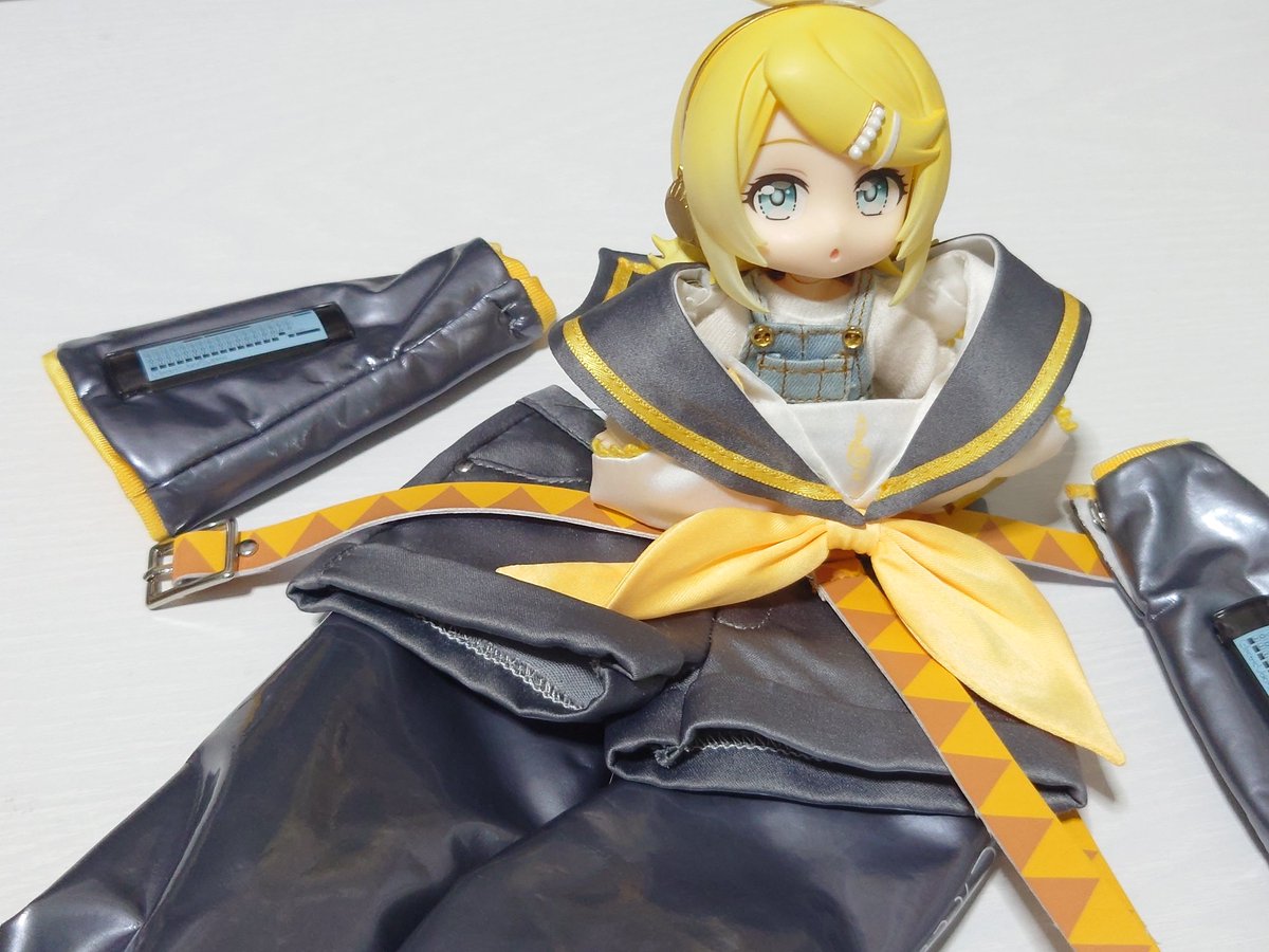 私はボーカルアンドロイド、鏡音リン
幼なじみで同級生の鏡音レンと遊園地へ遊びに行って、黒ずくめの男の怪しげな取引現場を目撃した
取引を見るのに夢中になっていた私は、背後から近づいてくるもう一人の仲間に気づかなかった
私はその男に毒薬を飲まされ、目が覚めたら…
体が縮んでしまっていた！