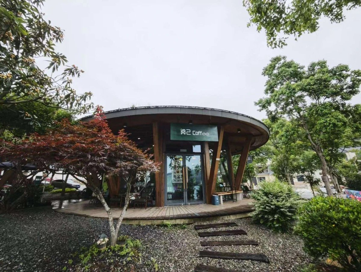 JiandeVision's tweet image. Who says a #reststop has to be boring? ✈️🚏 In #Jiande, they’re part of the #journey! Tree-shaded paths, circular designs, and even stargazing spots make every break being natural. 🌌✨
📍Bolin Yunting, Qingjiang Yaoyue &amp;amp; Chaye Bookhouse Rest Stops
#JiandeLandscapes