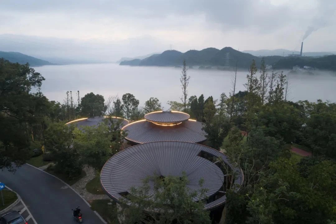 JiandeVision's tweet image. Who says a #reststop has to be boring? ✈️🚏 In #Jiande, they’re part of the #journey! Tree-shaded paths, circular designs, and even stargazing spots make every break being natural. 🌌✨
📍Bolin Yunting, Qingjiang Yaoyue &amp;amp; Chaye Bookhouse Rest Stops
#JiandeLandscapes