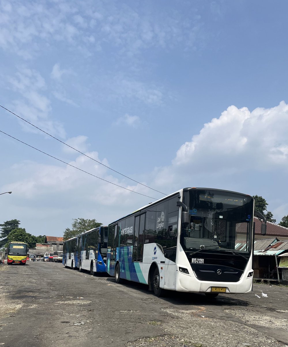 Naik Bus Transjakarta Blok M - Bogor

📍Terminal Blok M - Terminal Baranangsiang
⏰ 11.20 - 12.45

Dengan Rp.3.500 bisa naik P11, rute baru terjauh Transjakarta!

Jalurnya masuk-keluar tol meliputi Cibubur - Sentul hingga nyampe di pusat kota Bogor!