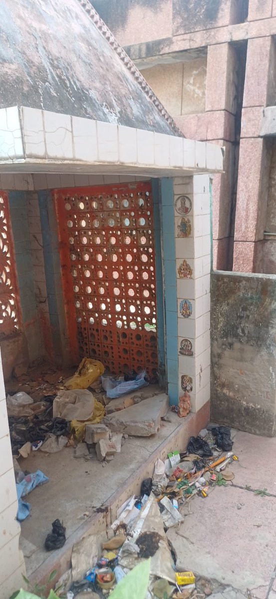 anujpratap_jsdl's tweet photo. जिला अस्पताल परिसर प्रतापगढ़ UP में वर्षो पुरानी मंदिर का ये हाल जिला प्रशासन द्वारा कर दिया गया है, 

इसपर जल्द जिला प्रशासन परिसर साफ़ सफाई कराएं नहीं तो वहां पर जिला अस्पताल और जिला प्रशासन के खिलाफ धरने के लिए बाध्य होंग सभी सनातनी 🙏 Alert 
@dmpratapgarh @pratapgarhpol https://t.co/HijDeX5xFo