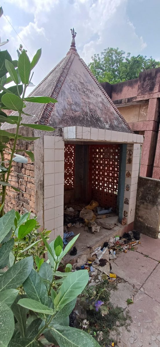 anujpratap_jsdl's tweet photo. जिला अस्पताल परिसर प्रतापगढ़ UP में वर्षो पुरानी मंदिर का ये हाल जिला प्रशासन द्वारा कर दिया गया है, 

इसपर जल्द जिला प्रशासन परिसर साफ़ सफाई कराएं नहीं तो वहां पर जिला अस्पताल और जिला प्रशासन के खिलाफ धरने के लिए बाध्य होंग सभी सनातनी 🙏 Alert 
@dmpratapgarh @pratapgarhpol https://t.co/HijDeX5xFo