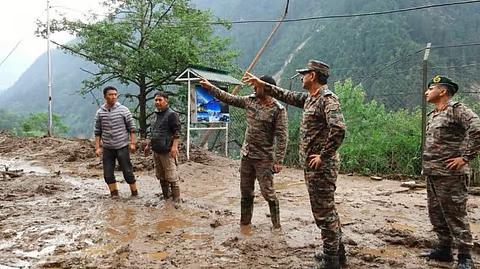 भारतीय सेना सिक्किम में कर रही राहत कार्य

उत्तर सिक्किम में आए भीषण भूस्खलन के बाद  भारतीयसेना  अत्यंत कठिन मौसम और खतरनाक पहाड़ी इलाके में लगातार खोज और बचाव अभियान चला रही है। लाचेन गांव, जो पूरी तरह से संपर्क से कट गया था सेना की मदद से सम्पर्क बना लिया गया है। वहां 113 फंसे