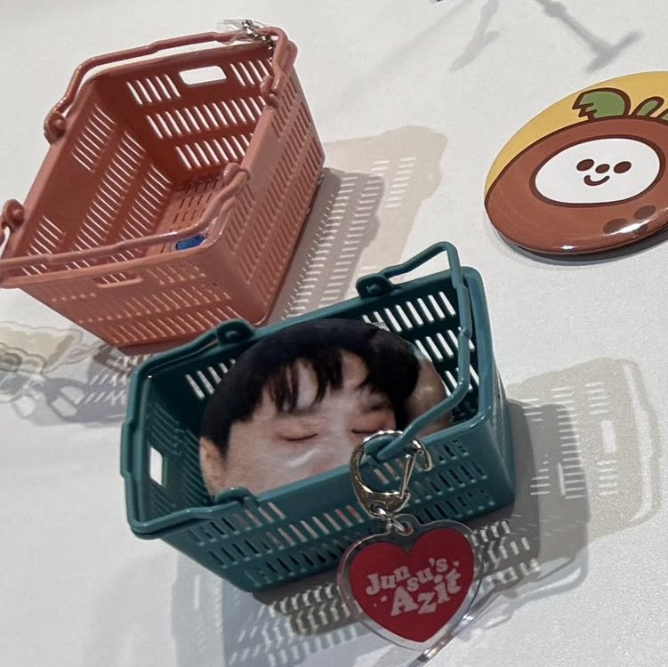 미니어처 장바구니에 말랑뱃지준수 들어있는거봐ㅋㅋ 귀여운 디테일이여😌🤍