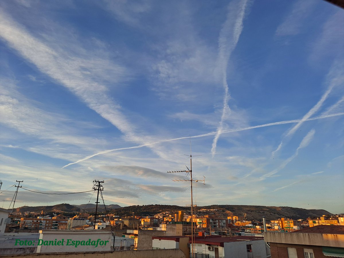 Dani_Espadafor3's tweet image. Hoy es el día Mundial 

del Medio Ambiente.

Llevamos años -los que miramos al cielo- como echan #estelas químicas muchos #aviones🛩💨

No son estelas de condensación que desaparecen no, éstas se amplían y cambian el clima.🥵

#DiaMundialDelMedioAmbiente 

vm.tiktok.com/ZNdSL9uDd/