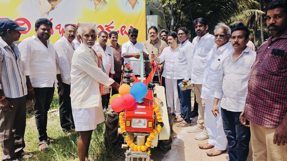 aar_here's tweet photo. విలసవిల్లిలో పవర్ టిల్లర్ ను లబ్ధిదారునికి పంపిణీ చేయటం జరిగింది
#minitractor #tillar #troctor #SwarnaAndhraVision2047 #development
#Amalapuram #tdpdevelopment #TeluguDesamParty #iTDPforTDP #DrBRAmbedkarKonaseema #WhatsAppGovernance #WhatsAppGovernanceInAP
#SwarnaAndhraVision2047 #IdhiManchiPrabhutvam #PawanKalyan
#ChandrababuNaidu #NaraLokesh
#AndhraPradesh