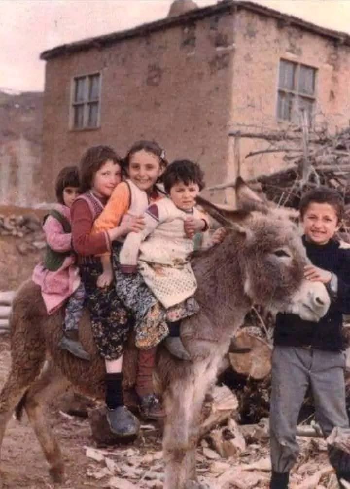 Cep telefonu internet yoktu ama 
Hepsinin yüzü gülüyordu 🥰