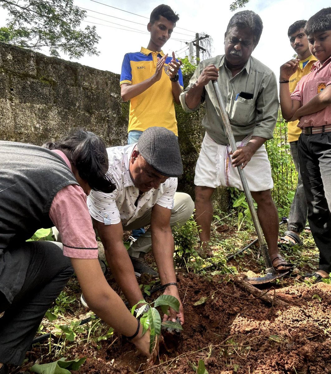 blasters_army's tweet image. Greening the Future 🌳

Empowering the future generation to take action for a sustainable tomorrow 💚

‘A Tree for a Goal’ Campaign - At Thrissur our Assistant Coach Sri. T G PURUSHOTHAMAN was our special guest in the campaign 💛

𝟓𝟐 𝐆𝐎𝐀𝐋𝐒 = 𝟓𝟐 𝐓𝐑𝐄𝐄𝐒 

#BlastersArmy