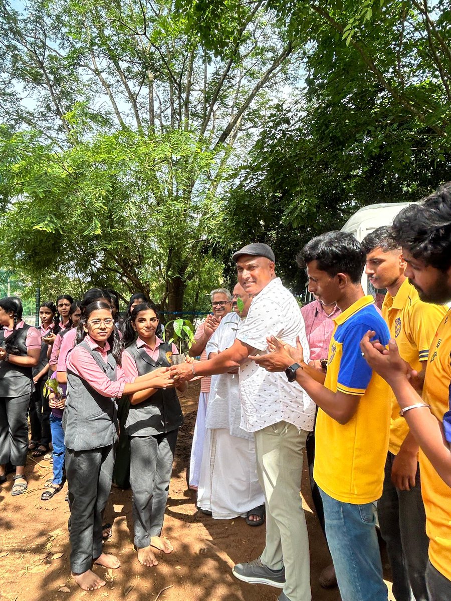 blasters_army's tweet image. Greening the Future 🌳

Empowering the future generation to take action for a sustainable tomorrow 💚

‘A Tree for a Goal’ Campaign - At Thrissur our Assistant Coach Sri. T G PURUSHOTHAMAN was our special guest in the campaign 💛

𝟓𝟐 𝐆𝐎𝐀𝐋𝐒 = 𝟓𝟐 𝐓𝐑𝐄𝐄𝐒 

#BlastersArmy