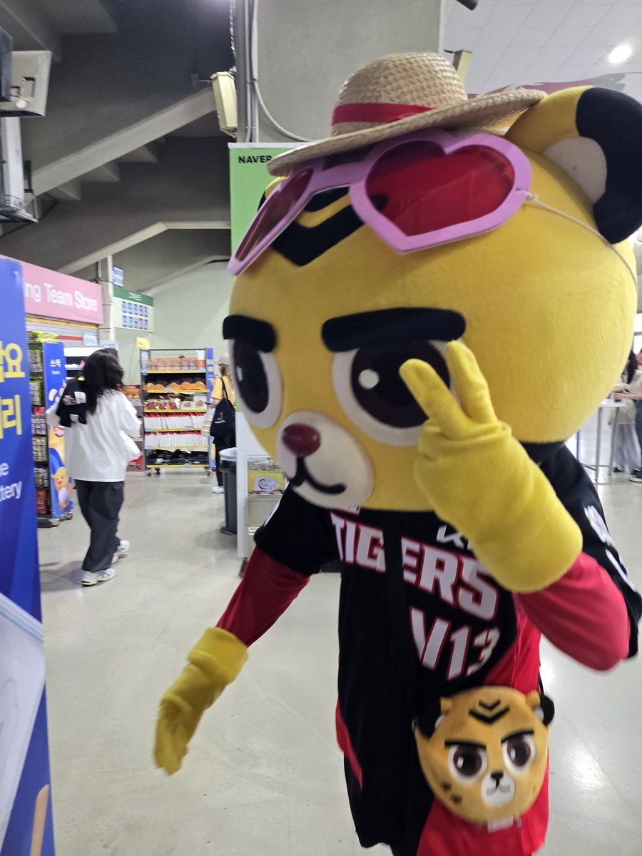 음료사러 나왓다가 호걸이 봄 카메라 보자마자 브이 해줌