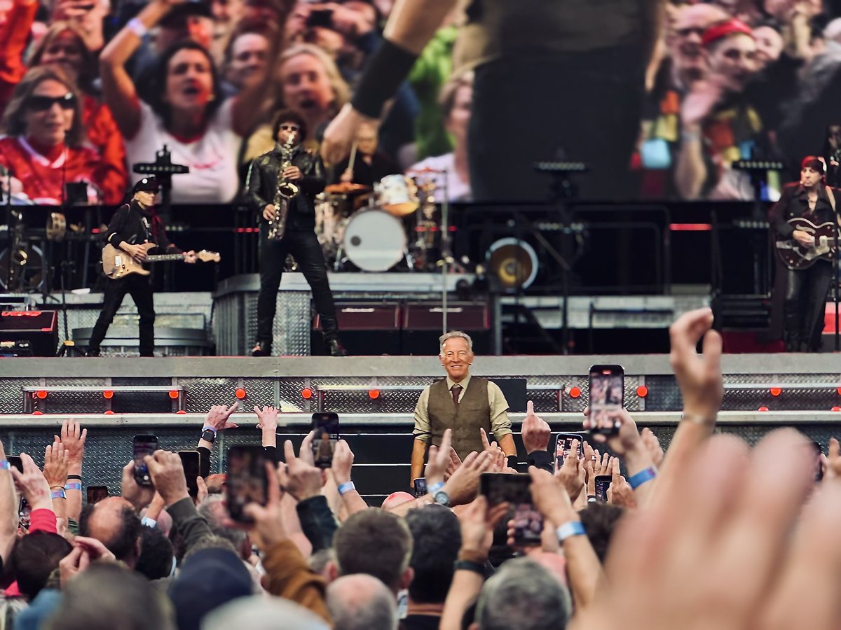 Pure joy! ❤️

Bruce Springsteen &amp; the E Street Band, Liverpool 📸