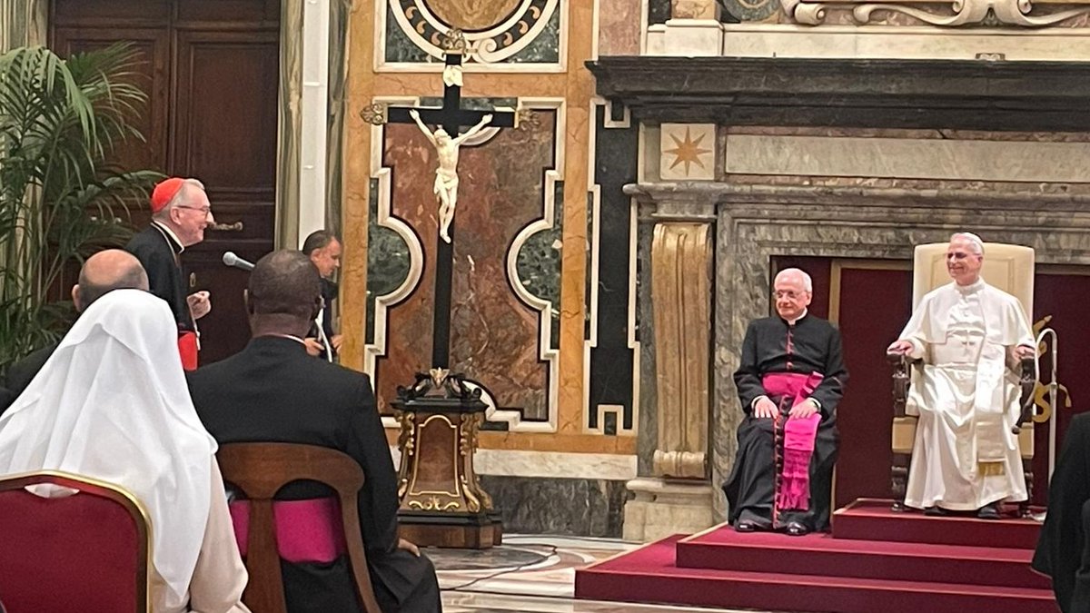 Durante l’incontro con il Santo Padre del personale della Segreteria di Stato, il Card. Parolin ha presentato quanti operano al servizio del Papa e della Santa Sede, rinnovandone fedeltà e impegno uniti nella fede e nell’amore per il Signore Gesù e per la Chiesa universale.