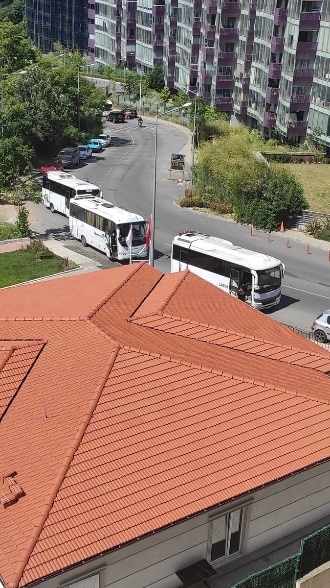KRT çalışanları 13.00’te basın açıklaması yapacak.

Bunu duyan ‘kudretliler’ kanalın önüne 3 çevik kuvvet otobüsü yollamış.

Tam olarak korktuğunuz nedir?