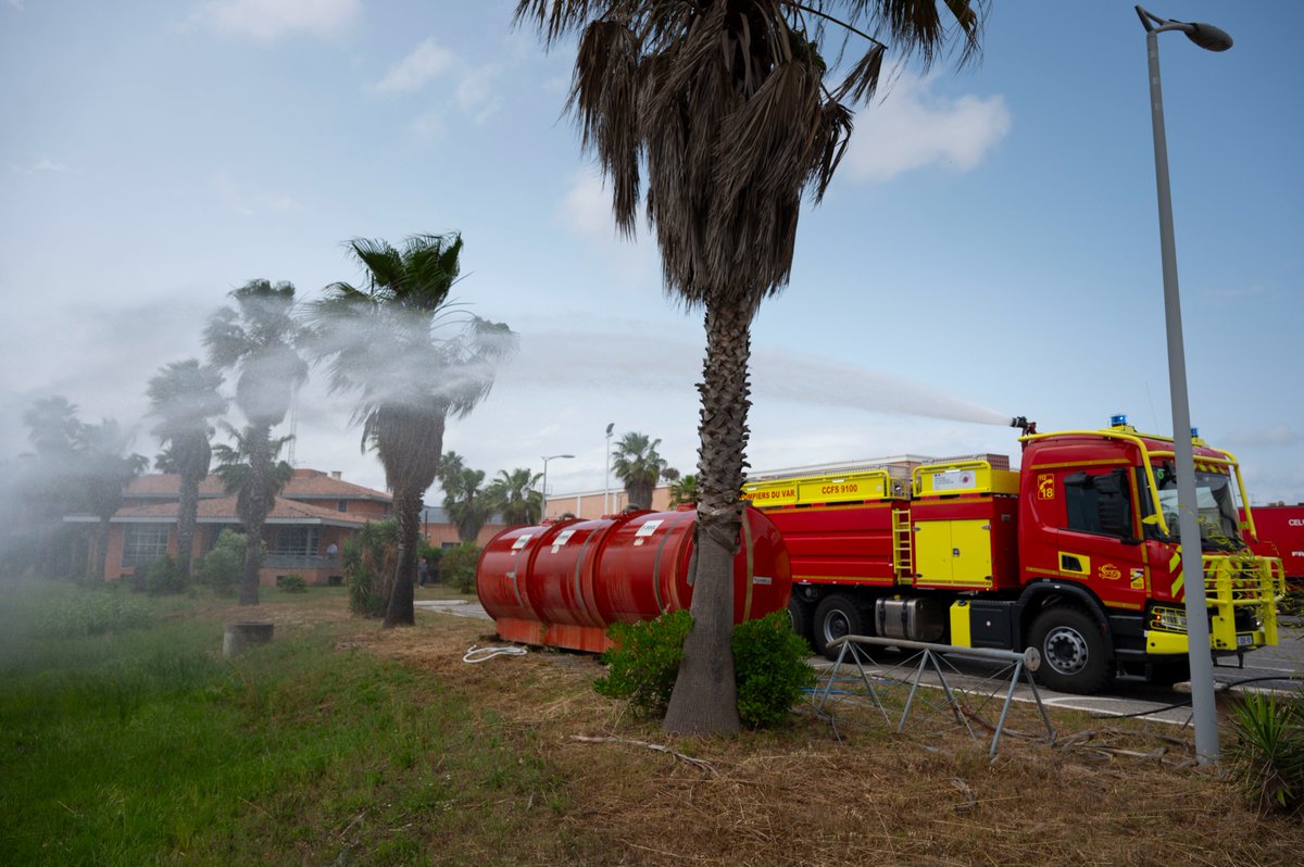 VilleDeFrejus's tweet photo. 🚒 Nouveau véhicule pour nos pompiers de Fréjus !

🔥 Ce camion-citerne vient renforcer les capacités opérationnelles des sapeurs-pompiers. Il a été officiellement remis ce jour au Centre d’incendie et de secours de Fréjus, en présence du contrôleur général Éric Grohin, directeur départemental du SDIS, du président du conseil d’administration Dominique Lain, et de Franck Cuomo, chef de centre.

🗣 Ce véhicule de 26 tonnes, conçu pour intervenir sur les feux industriels, les feux de forêt et les feux de grande ampleur, est équipé d’une importante réserve d’eau de 9100 litres et d’un puissant canon à eau, atout majeur pour protéger les personnes, les biens et les espaces naturels. Il s’agit de l’un des deux seuls camions de ce type dans tout le département du Var.

La ville de Fréjus était représentée par Sonia Lauvard, conseillère départementale et adjointe au Maire David Rachline, venue saluer l’engagement sans faille de nos soldats du feu.