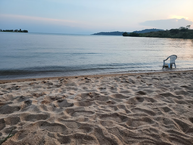 Mwaramutse neza! Impera z'icyumweru zigiye kuba ndende. Ngwino dusure Akarere ka #Rutsiro dutemberane inkengero z'ikiyaga cya Kivu. #visitrwanda #VisitRutsiro <a href="/RwandaLocalGov/">Ministry of Local Government | Rwanda</a> <a href="/RwandaWest/">Western Province I Rwanda</a> <a href="/EnvironmentRw/">Ministry of Environment - Rwanda</a> <a href="/dative_kayitesi/">Kayitesi Dative</a> <a href="/EmmaUwizeyimana/">Emmanuel Uwizeyimana</a> <a href="/ChantalU91357/">Chantal Umuganwa</a>