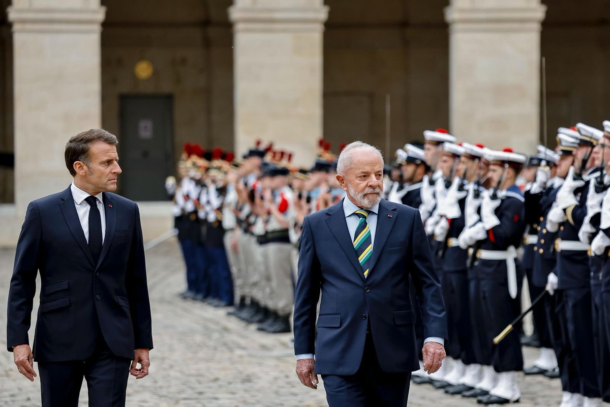 É uma grande honra representar, mais uma vez, o Brasil em uma Visita de Estado à França.

Recebo com gratidão a acolhida do presidente <a href="/EmmanuelMacron/">Emmanuel Macron</a> e do povo francês.

Brasil e França compartilham laços históricos e valores que nos unem: a defesa da democracia, o respeito ao