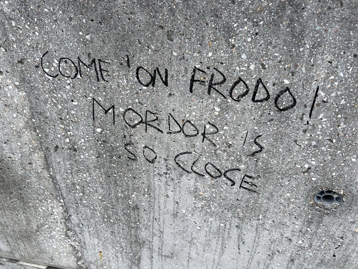 Motivationsbotschaft auf dem Jakobsweg. Musste sehr lachen. #leichtesherzundschwerebeine