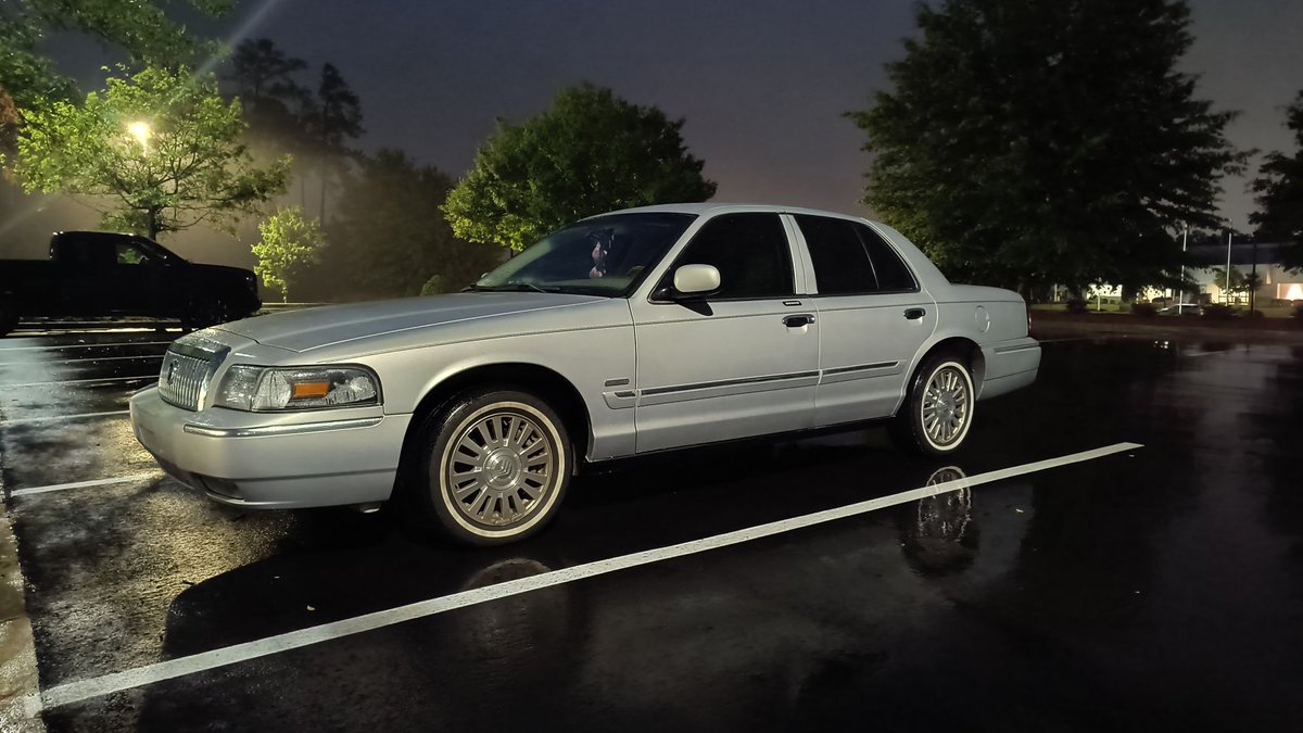 seth2944's tweet photo. My car looks so good at night https://t.co/aNWo5uusLH