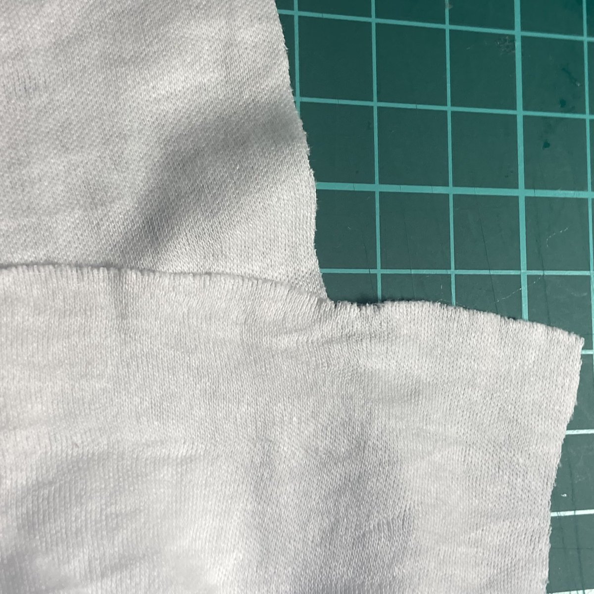 気に入ってるニット生地があるんですけど種類が分からなくて…… 多分スムースニットかフライスニットかなと思うんですが…… 分かる方教えて頂きたいです🙇‍♀️ 
裏表は違いが無さそう？で縦にはあまり伸びないけれど横にはよく伸びます