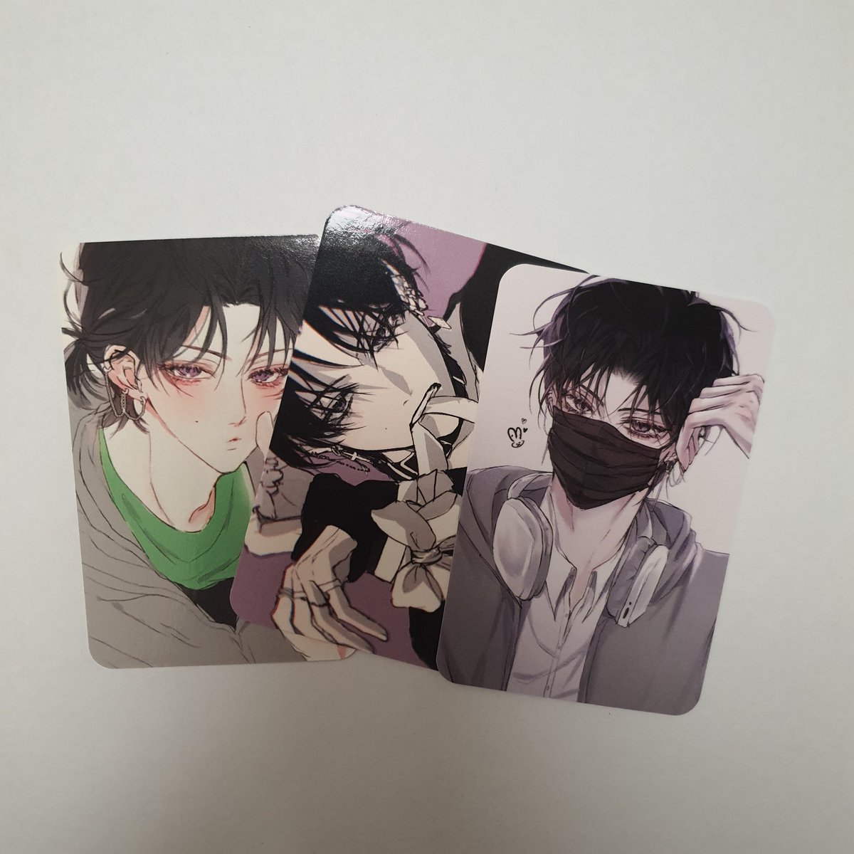 트친 한정 나눔 이벤트 합니다 물품은 사진 별로 1~6이고 하나만 고르실수잇고 판매 재나눔 절대 안됩니다! 타래로 사진 더 있구 알티 + 사진 번호 멘션 달아주세요!!  엋건 나눔 포카는 2명 뽑을거고 쫭님 커미션 포카 입니다