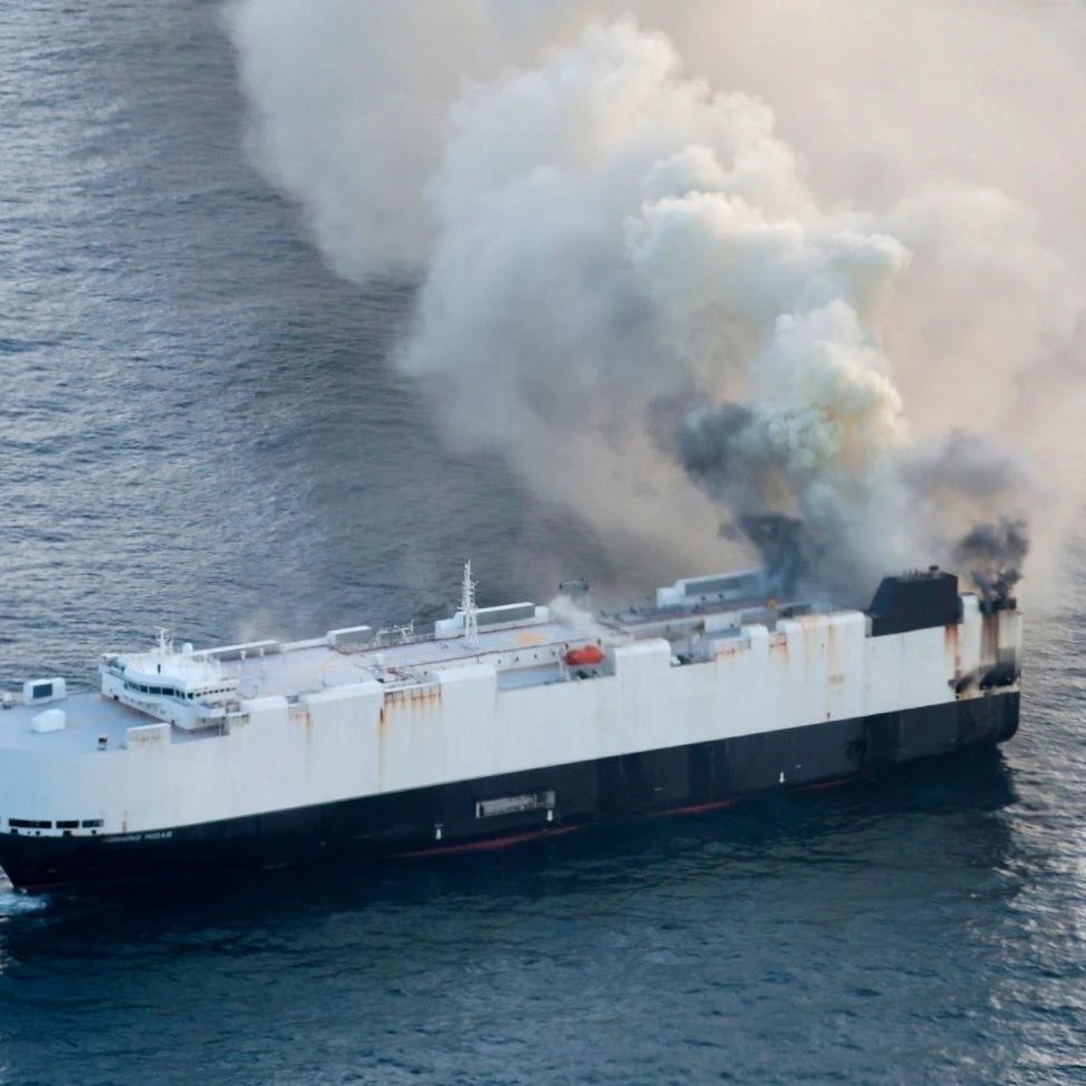 🇺🇸 SHIP CARRYING 3,000 CARS BURSTS INTO FLAMES OFF ALASKA 

A cargo ship hauling 3,000 cars to Mexico, including 800 EVs, caught fire and had to be abandoned in the middle of the North Pacific.

The 22 crew members bailed into a lifeboat and were rescued by another ship like