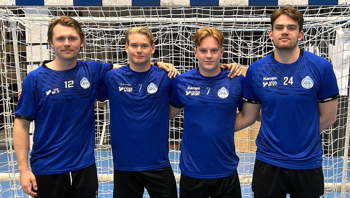 Lärlingskontrakt i herrlaget

Herrarnas trupp kompletteras med fyra spelare födda 2005 och 2006 som får lärlingskontrakt kommande säsong. Det handlar om Simon Roos, Oskar Dahlin, Noel Hurtig och Hjalmar Jansson.

Läs om spelarna på hemsidan:
alingsashk.myclub.se/site_node/7641…