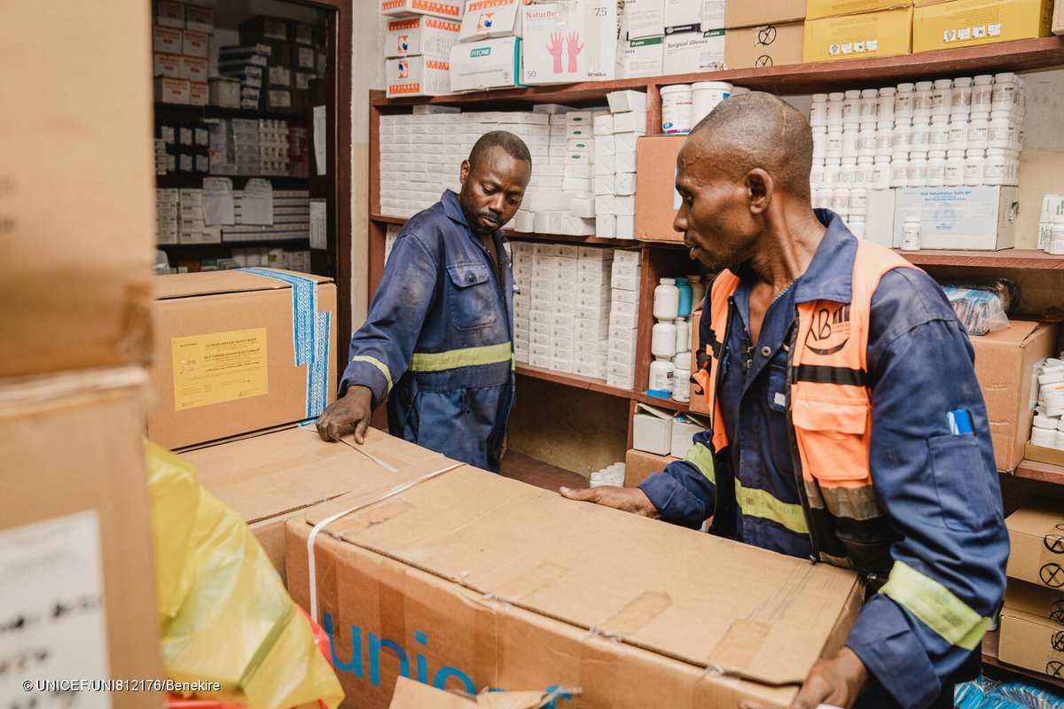 UNICEF en RDC (@unicefdrc) on Twitter photo Saburu, 7 ans, se remet de la #rougeole à Goma.
Il est soigné gratuitement grâce à l’un des 14 kits de traitement fournis par l’UNICEF au Nord-Kivu 💙🩺
Avec l’appui de <a href="/FCDOGovUK/">Foreign, Commonwealth & Development Office</a>, ces kits permettent de traiter 300 patients comme Saburu et son petit frère. Saburu, 7 ans, se remet de la #rougeole à Goma.
Il est soigné gratuitement grâce à l’un des 14 kits de traitement fournis par l’UNICEF au Nord-Kivu 💙🩺
Avec l’appui de <a href="/FCDOGovUK/">Foreign, Commonwealth & Development Office</a>, ces kits permettent de traiter 300 patients comme Saburu et son petit frère.