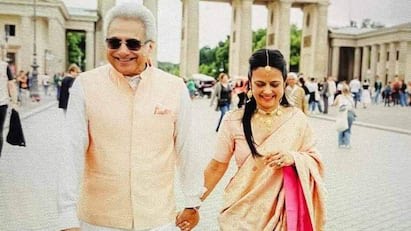 TMC संसद महुआ मोइत्रा ने जर्मनी में BJD सांसद पिनाकी मिसरा से विवाह किया.

दोनों जोड़ों को जर्मनी में घूमते हुए स्पॉट किया गया.

महुआ मोइत्रा की पहली शादी डेनमार्क के उद्योगपति लर्स ब्रोरसन से की थी. बीच में किसी एडवोकेट जय अनंत के साथ रिश्तों में थी.

एडवोकेट जय अनंत ने ही आरोप