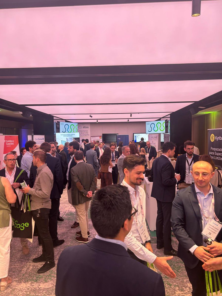 Después de 6 mesas de debate, nos tomamos un descanso… ¡Es el momento del coffee y mucho #Networking! 🚀 ¡Este es el ambiente en #FinanceMeeting25!