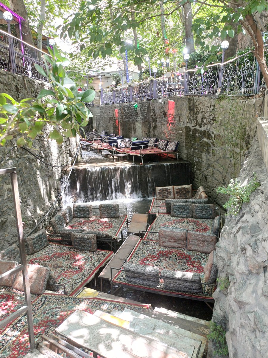 Tahran’ın kuzeyinde yer alan, doğa yürüyüşleri, dağ havası ve geleneksel çayhaneleriyle ünlü bölge.

Derbend/İran