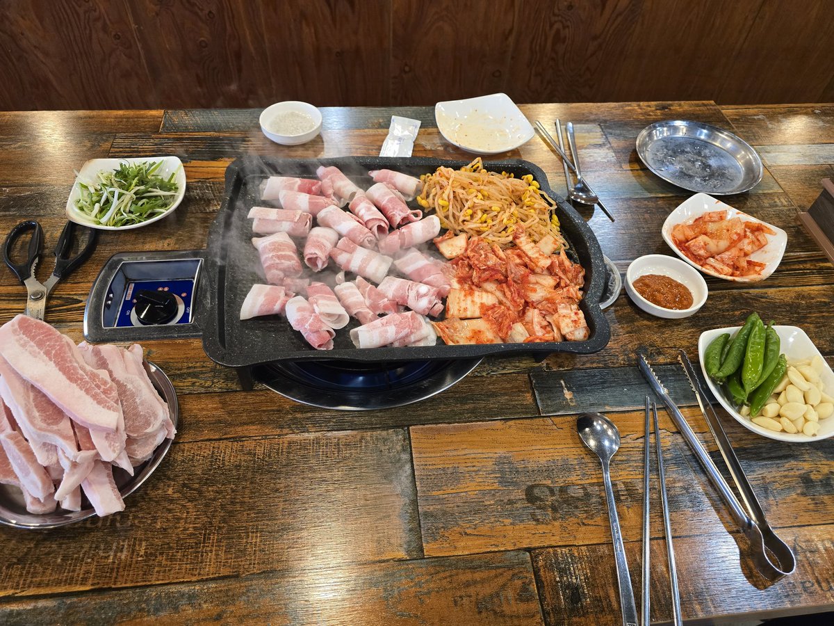 이틀 연속 고기 무한 리필 쳐먹는 자
그게 나다