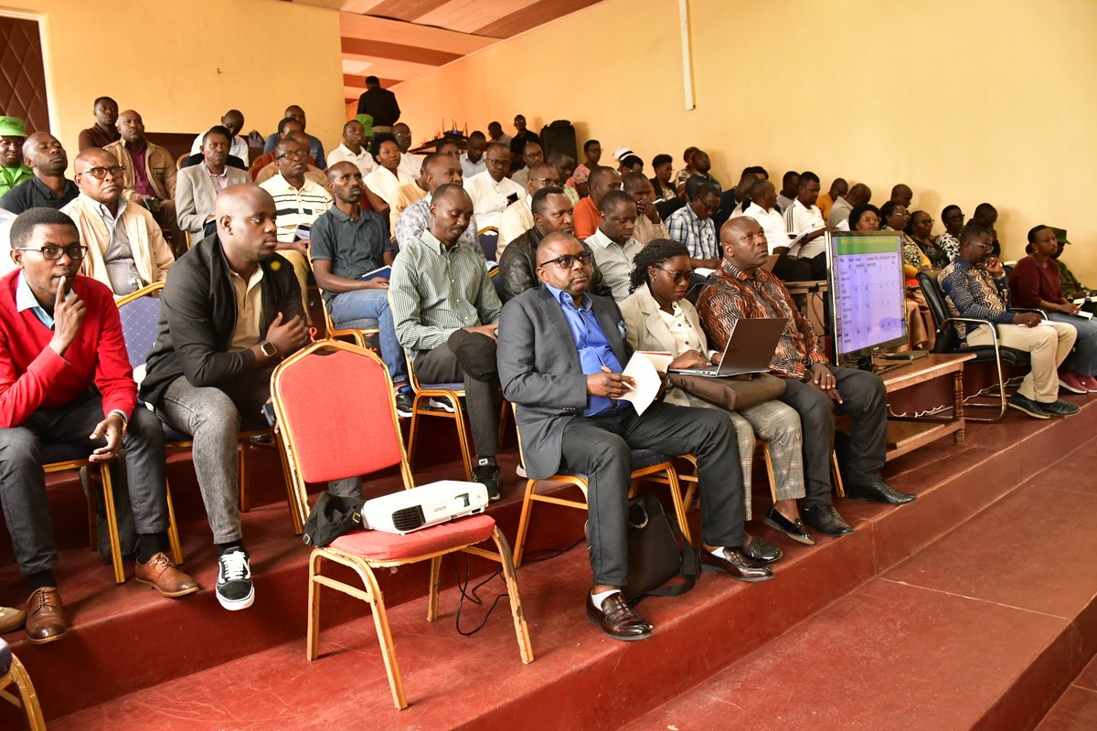 Gisagara District (@gisagaradistr) on Twitter photo Team y'Intara <a href="/RwandaSouth/">Southern Province | Rwanda</a> iyobowe na Guverineri <a href="/AKayitesiAlice/">Kayitesi Alice</a> yasuye Akarere gusuzuma ishyirwa mu bikorwa ry'Imihigo 2024-2025.
Nyuma yo kugaragarizaa ibyagezweho, bagiye mu Mirenge kwirebera ibikorwa no kuganira n'abaturage, abandi basigara bareba inyandiko zihamya ibyakozwe. Team y'Intara <a href="/RwandaSouth/">Southern Province | Rwanda</a> iyobowe na Guverineri <a href="/AKayitesiAlice/">Kayitesi Alice</a> yasuye Akarere gusuzuma ishyirwa mu bikorwa ry'Imihigo 2024-2025.
Nyuma yo kugaragarizaa ibyagezweho, bagiye mu Mirenge kwirebera ibikorwa no kuganira n'abaturage, abandi basigara bareba inyandiko zihamya ibyakozwe.