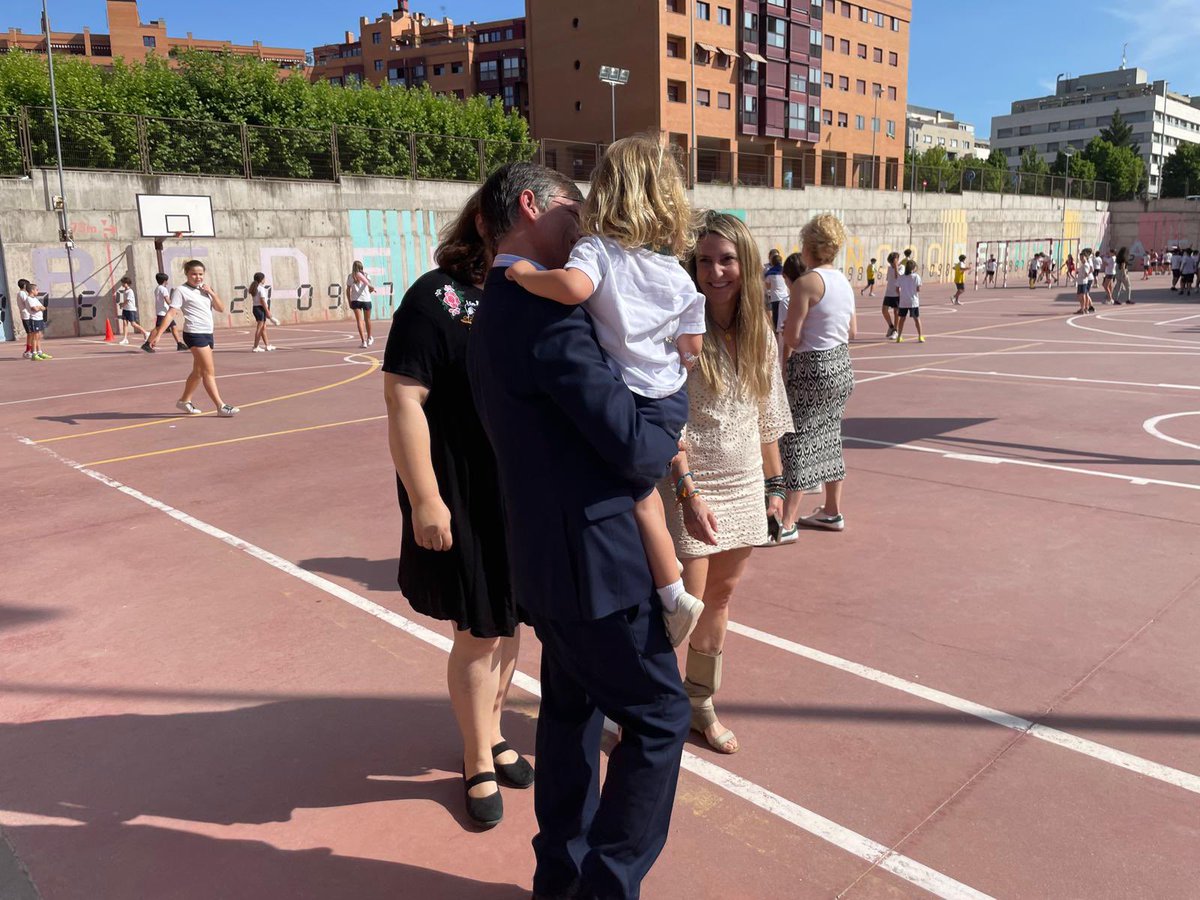 José A Mtnez Páramo (@mtnezparamo) on Twitter photo Agradable mañana visitando una dotación educativa que es referencia en nuestro Distrito, el CEIP Josep Tarradellas.
15 años educando a nuestros niños.
Hoy disfrutando de sus actividades deportivas.
Orgulloso de nuestra educación pública 👨🏻🏫 en <a href="/JMDFuencarral/">JMD Fuencarral</a> !! Agradable mañana visitando una dotación educativa que es referencia en nuestro Distrito, el CEIP Josep Tarradellas.
15 años educando a nuestros niños.
Hoy disfrutando de sus actividades deportivas.
Orgulloso de nuestra educación pública 👨🏻🏫 en <a href="/JMDFuencarral/">JMD Fuencarral</a> !!
