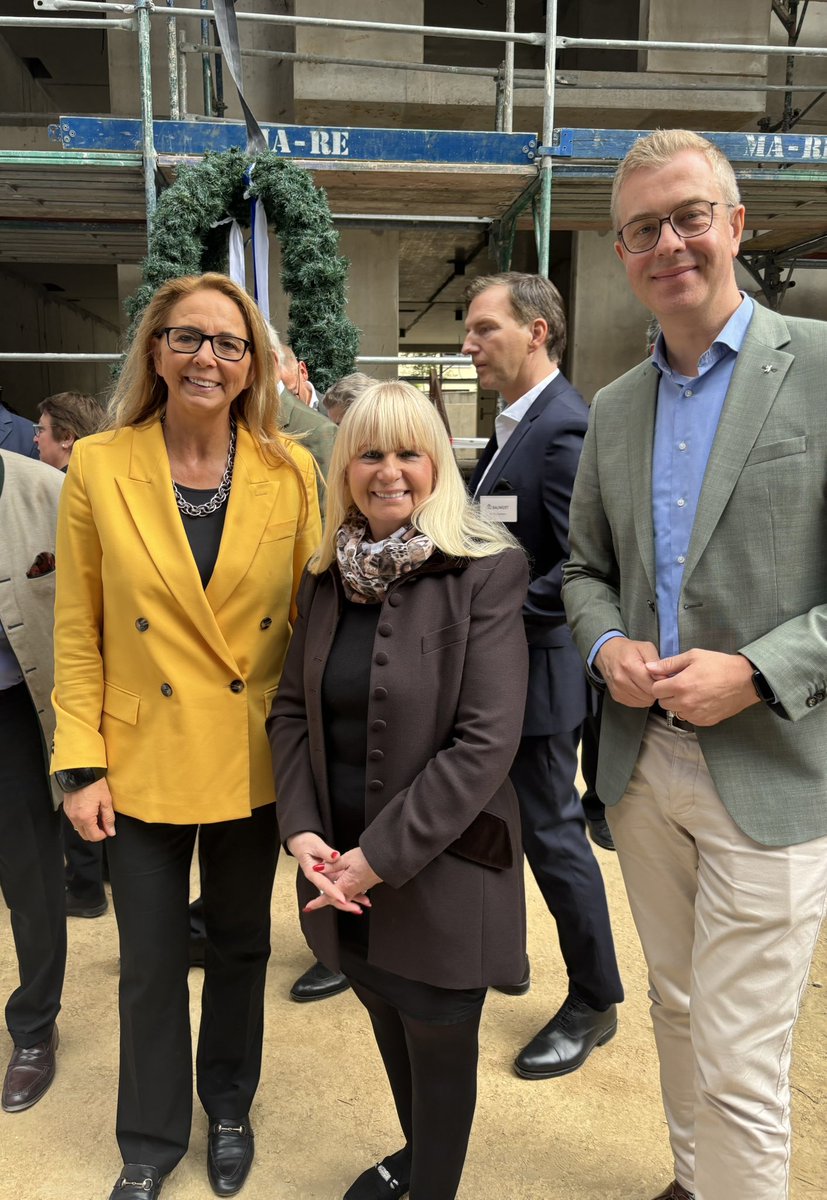 Im Herzen von #Berlin Kreuzberg entsteht ein neues Wohn- und Arbeitsquartier. Auf rund 13.000 Quadratmeter Fläche der ehemaligen Bockbrauerei realisiert die Bauwert AG ein neues Quartier mit Gewerbeflächen und rund 223 Wohnungen. 

Heute wurde das Richtfest für „Die Neue