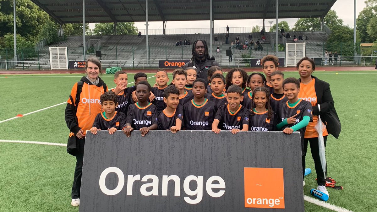 Samia_SR8's tweet photo. Hier à Saint-Denis, les jeunes se sont mobilisés contre le harcèlement en ligne et le temps d’écran excessif lors de cette 2ème édition de #ForGoodConnections ! 
Merci au @RedStarFC pour l’accueil et à @Inoxtag pour sa participation ! ⚽️ 🧡 https://t.co/RJ972ZKCXf