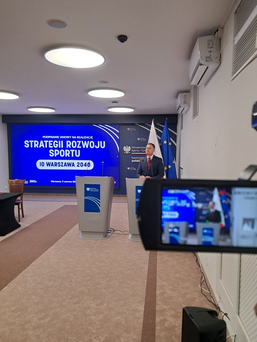 Szymon Kępka (@szkepka) on Twitter photo Minister sportu <a href="/SlawomirNitras/">Slawomir Nitras</a> jest gotowy na ewentualną rekonstrukcję rządu, jeśli ta dotknie ministerstwo <a href="/SPORT_GOV_PL/">Ministerstwo Sportu i Turystyki</a>
"Na razie nic o tym nie wiem" - mówi Sławomir #Nitras
<a href="/Radio_TOK_FM/">Radio TOK FM</a> Minister sportu <a href="/SlawomirNitras/">Slawomir Nitras</a> jest gotowy na ewentualną rekonstrukcję rządu, jeśli ta dotknie ministerstwo <a href="/SPORT_GOV_PL/">Ministerstwo Sportu i Turystyki</a>
"Na razie nic o tym nie wiem" - mówi Sławomir #Nitras
<a href="/Radio_TOK_FM/">Radio TOK FM</a>