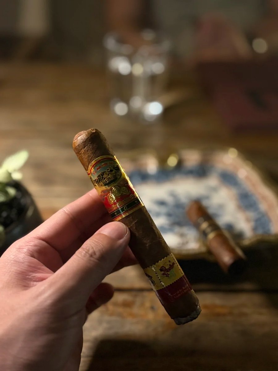 CigarLogs's tweet photo. Great Wall Zodiac Edition — rich notes of wood, leather, caramel, and nuts.
A perfect match for my palate. 🍂🔥
#GreatWallCigar #ZodiacEdition #CigarTasting #Cigars #CigarNotes https://t.co/r85TjYWjNb