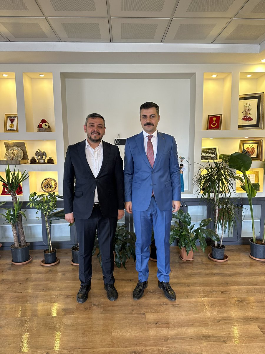 Değerli Büyüğüm, Ağabeyim Göksun Kaymakamı Ömer Faruk DUMAN’ı ziyaret ettim. Yakın zamanda yayımlanan içişleri bakanlığı kararnamesiyle Yozgat Vali Yardımcısı olarak atandığı içinde hayırlı olsun temennisinde bulundum. Nazik kabulleri ve hoş sohbeti için çok teşekkür ederim.