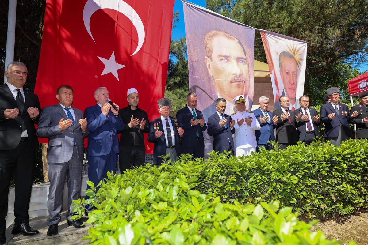 tahirbuyukakin's tweet photo. Kurban Bayramı arefesinde, Başçeşme Şehitliği’nde gazilerimiz ve şehitlerimizin kıymetli aileleriyle bir araya geldik. Aziz şehitlerimizin hatırasını saygıyla andık, bayram sevincimizi onların manevi huzurunda paylaştık. 🇹🇷 https://t.co/wHdCDmLqWq