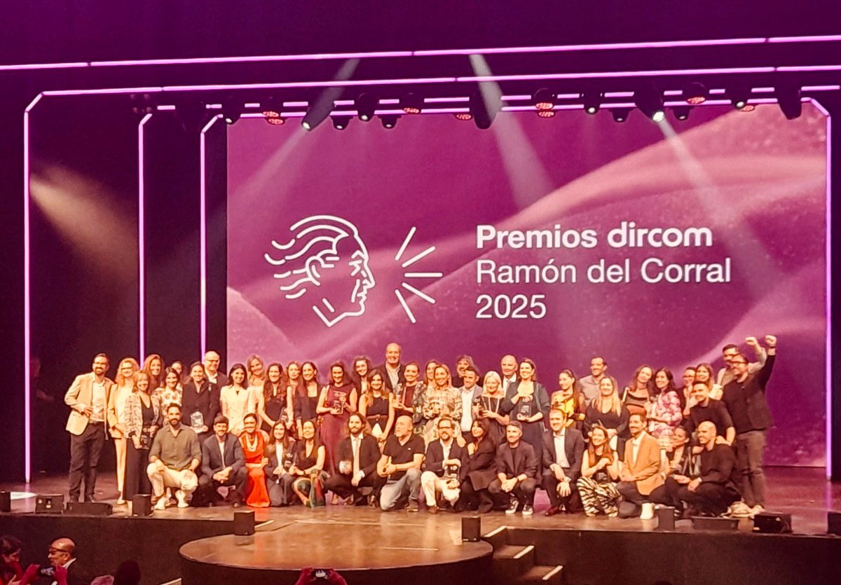 Hallon_es's tweet photo. 🏆 Enhorabuena a los ganadores de los #PremiosDircom. 👏 👏
Anoche la #comunicación brilló en una gala que reunió a más de 700 personas, entre ellas, parte de nuestro equipo comercial: Rafael del Hierro, Noelia Galera, Nuria Torres e Ignacio Maribona.

¡Gracias #DircomSpain! 😀 https://t.co/m9JQyuuLGJ