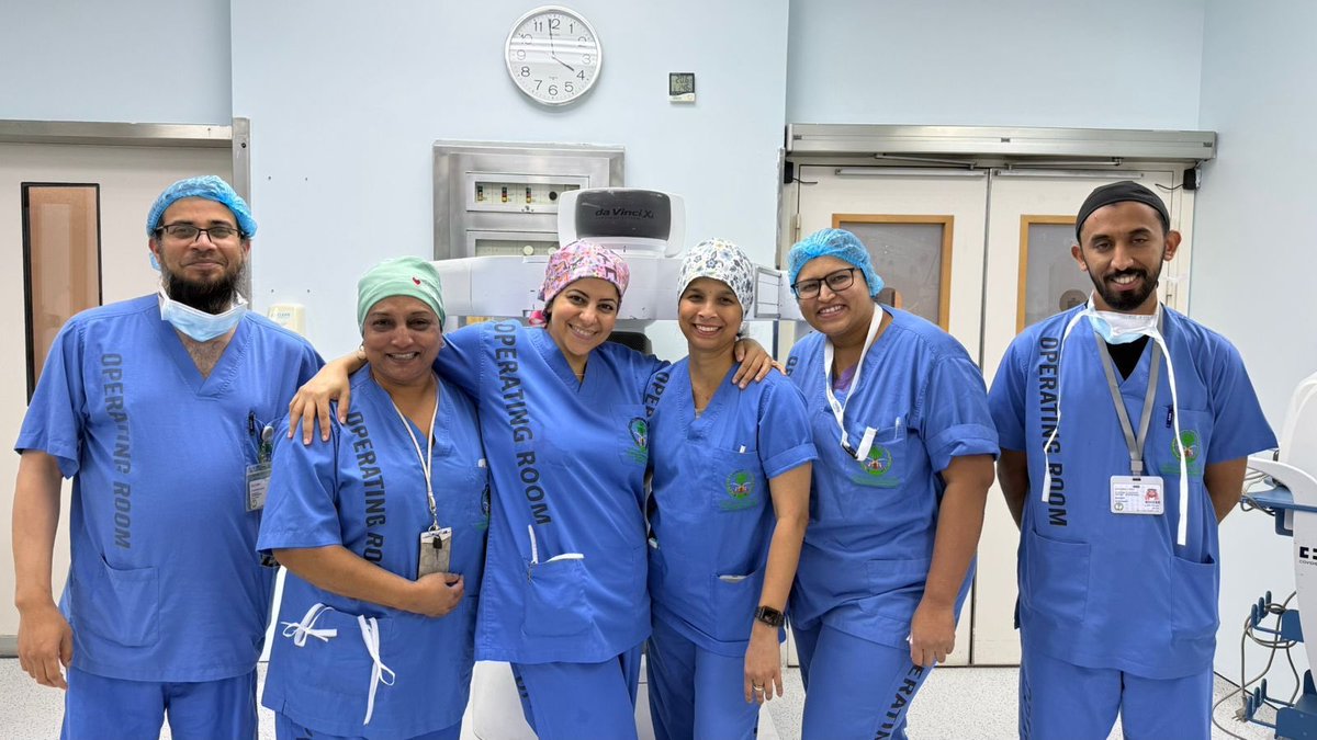 الزميلة الدكتورة ايمان خياط من التخصصي جدة  جراحة اورام الثدي نجحت باجراء اول عملية استئصال ورم ثدي لمريضة بواسطة الروبوت الجراحي في السعودية مع الفريق الجراحي د. جميل ميرو و د. هيثم العباسي في ٢-٦-٢٠٢٥. إنجاز طبي يصب في خدمة المريض و الإرتقاء في الرعاية الطبية.