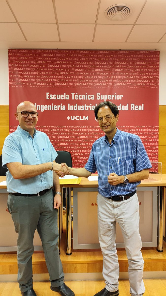 El Prof. Feliu da el relevo a nuestro nuevo Director, y nuevo equipo de dirección casi al completo (en la foto falta el Prof. Pablo Pedregal)...