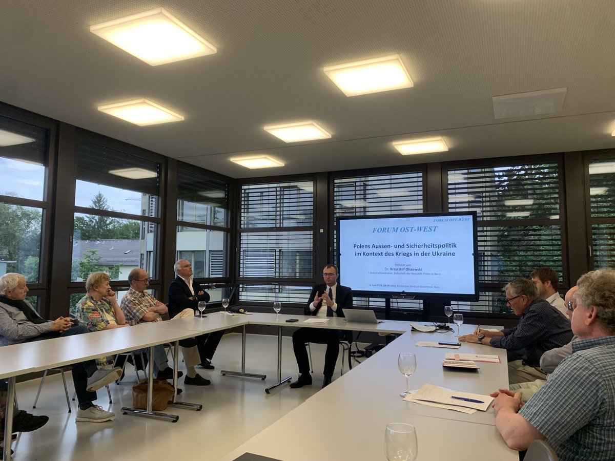 PLinSwitzerland (@plinswitzerland) on Twitter photo Am 4. Juni in Bern hielt der I. Botschaftssekretär K. Olszewski vor dem <a href="/ForumOstWest/">Forum Ost-West</a> einen Vortrag über die Außenpolitik Polens. Herzlichen Dank an die Organisatoren und Teilnehmer für den interessanten Austausch. 🇵🇱 setzt sich für Frieden und eine regelbasierte Weltordnung ein! Am 4. Juni in Bern hielt der I. Botschaftssekretär K. Olszewski vor dem <a href="/ForumOstWest/">Forum Ost-West</a> einen Vortrag über die Außenpolitik Polens. Herzlichen Dank an die Organisatoren und Teilnehmer für den interessanten Austausch. 🇵🇱 setzt sich für Frieden und eine regelbasierte Weltordnung ein!