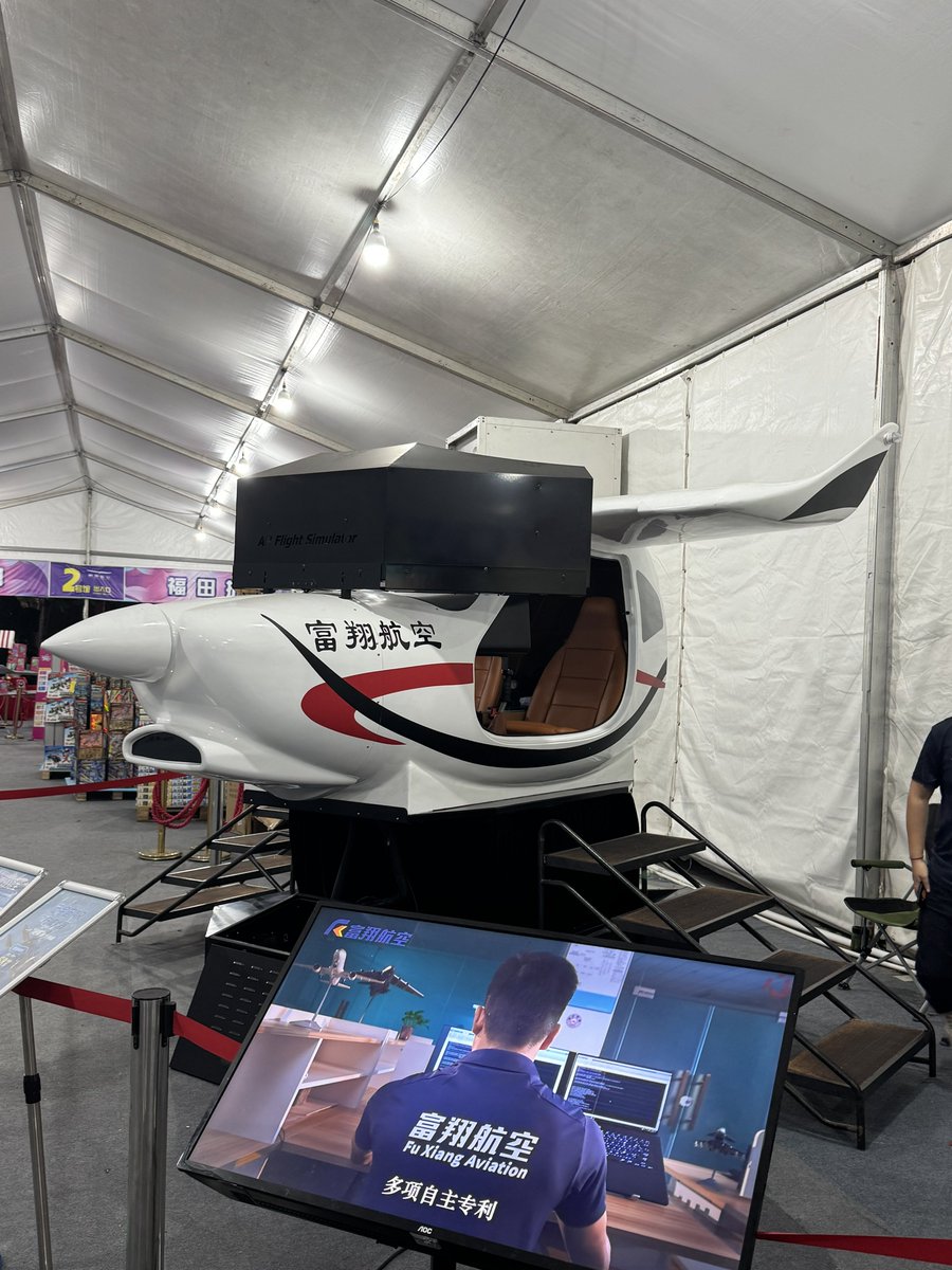 深圳では見たことのないメーカーの製品が目につく。

写真は2人乗り飛行機の富翔航空。2018年創立。

ベンチャー精神が旺盛なのでしょうか、日本の製造業が心配になります🧐