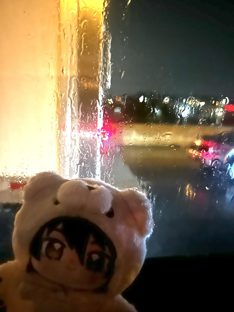 Xieon_'s tweet photo. aesthetically stuck in rainy traffic but an OOR concert is always worth it https://t.co/yEAt340XId