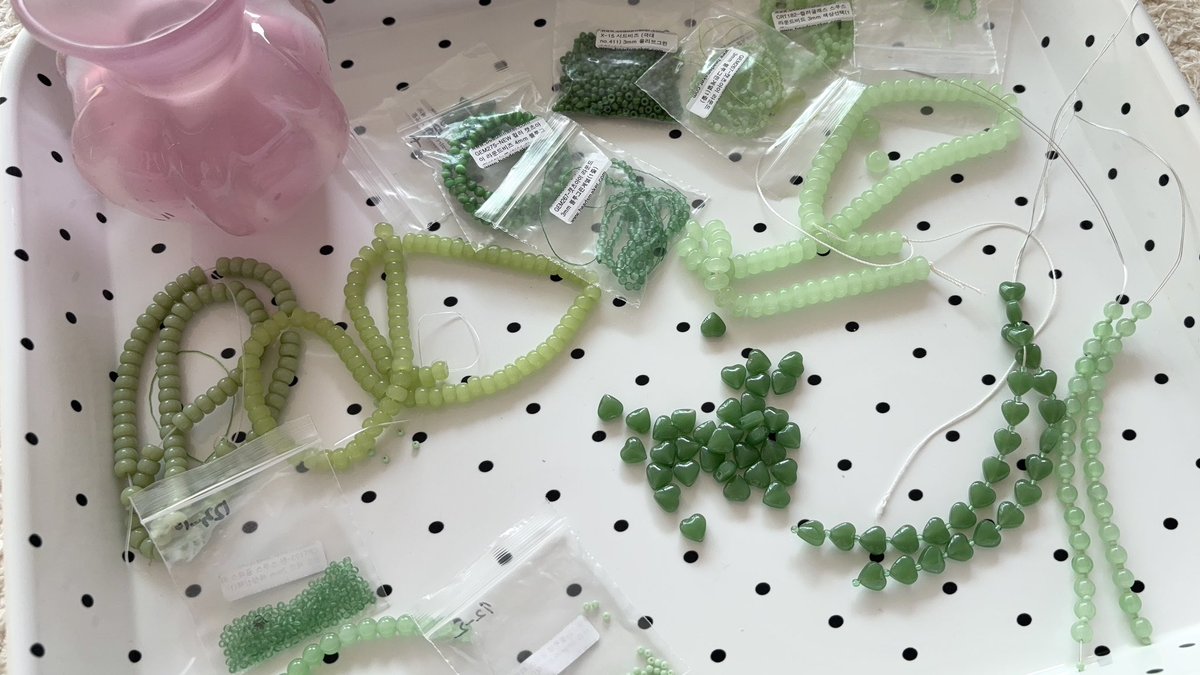 비즈식물 만들었어요
물 안 줘도 되고 죽일 일 없고..
무엇보다 짱 귀여움